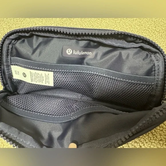 NWT LULULEMON BELT BAG 1L NIGHTFALL - Picture 4 of 4